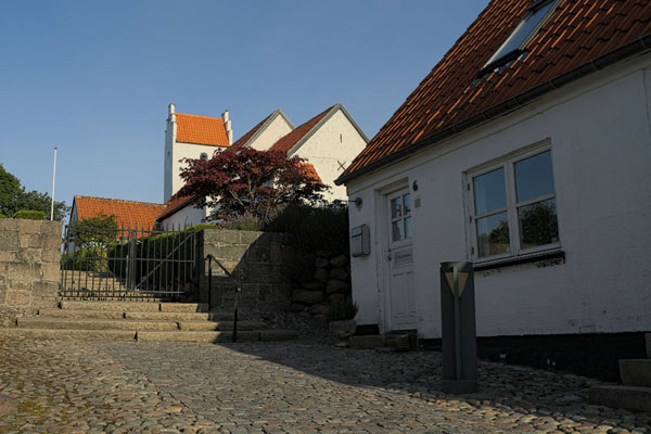 Billede af graverkontoret med kirken i baggrunden