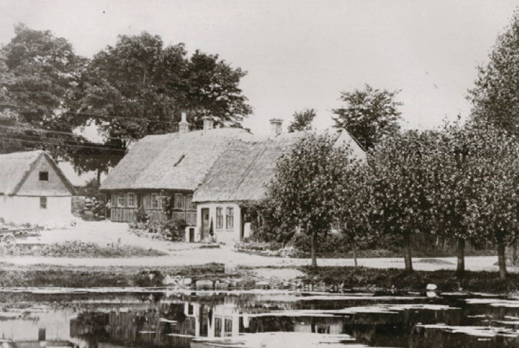 Sort-hvid billede af Graverkontoret fra gamledage