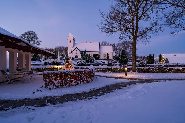 Billede af Elsted kirke i aftensolen med sne