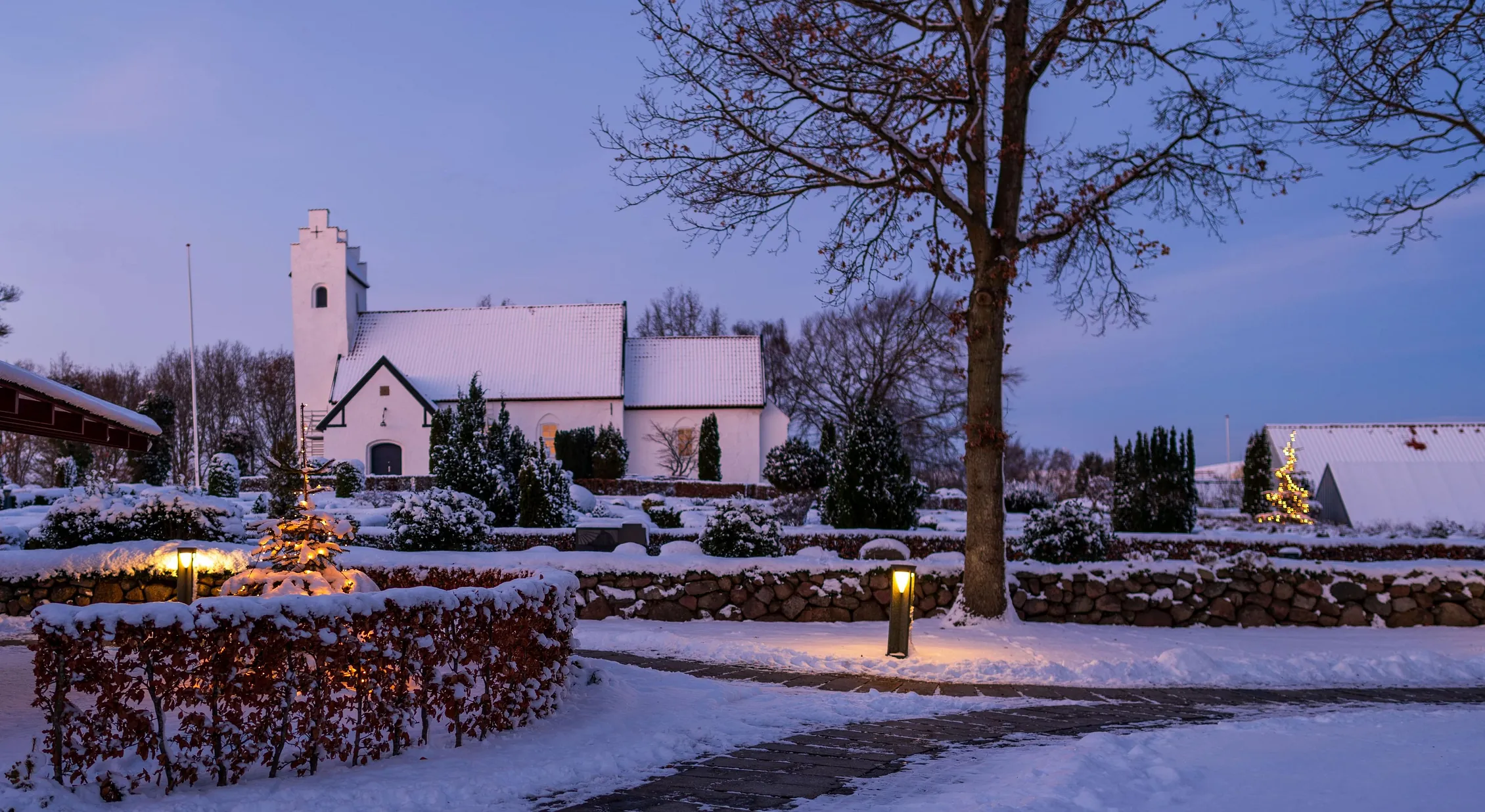 Billede af Elsted kirke i aftensolen med sne