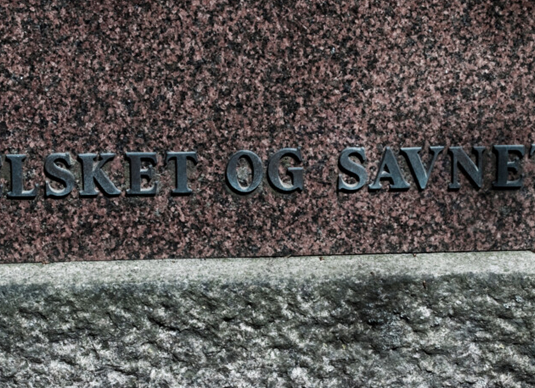 Billede af en gravsten med skriften: ELSKET OG SAVNET