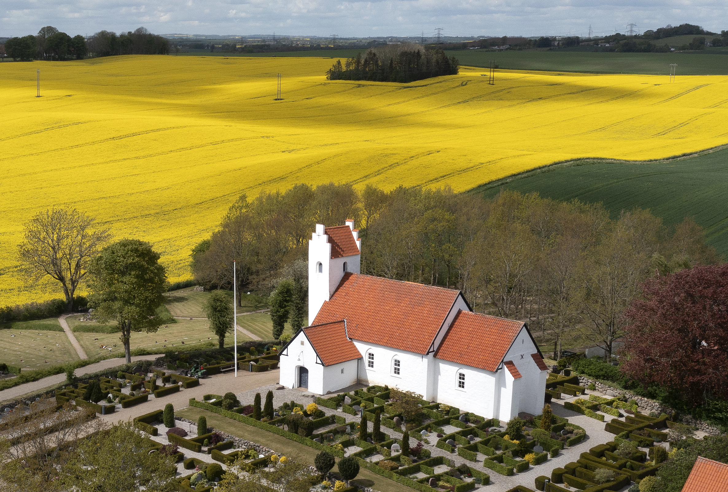 Luftfoto af Elsted Kirke og Kirkegården