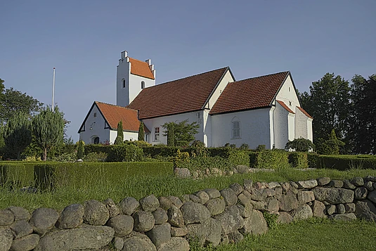 Elsted Kirke på en skyfri dag.